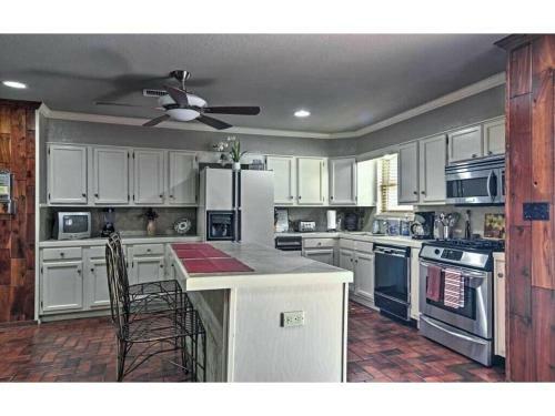 Waterfront Listing - 3 Bedroom 3 Bath On Secluded Private Cove,great Location