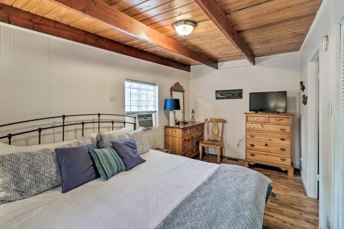 Riverfront Retreat With Game Room, Large Deck And Grill
