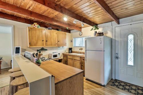 Riverfront Retreat With Game Room, Large Deck And Grill