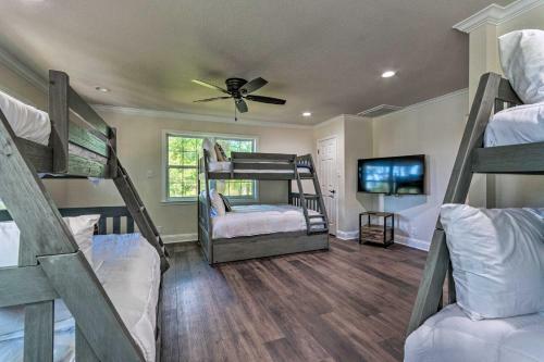 Lake Hamilton Escape With Deck, Games And Water Views!