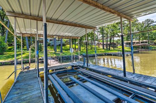 Lake Hamilton Escape With Deck, Games And Water Views!