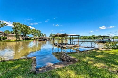 Lake Hamilton Escape With Deck, Games And Water Views!
