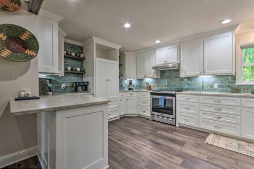 Lake Hamilton Escape With Deck, Games And Water Views!
