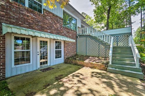 Lake Hamilton Escape With Deck, Games And Water Views!