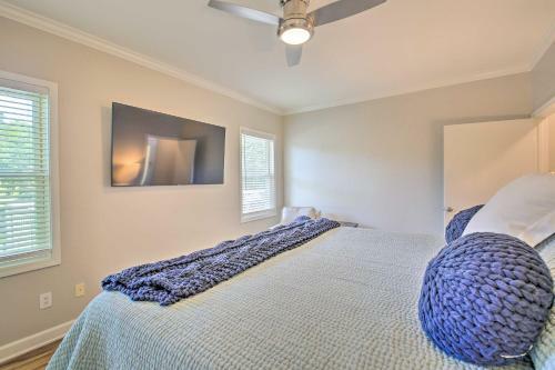 Grand Waterfront Retreat With Dock, Slip And Game Room