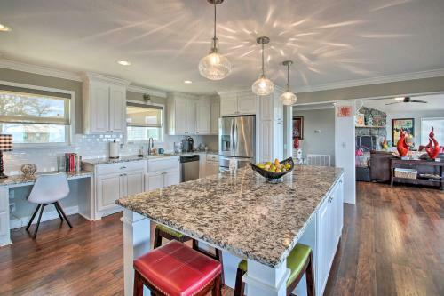 Luxe Home With Deck Mins To Lake And Natl Park!