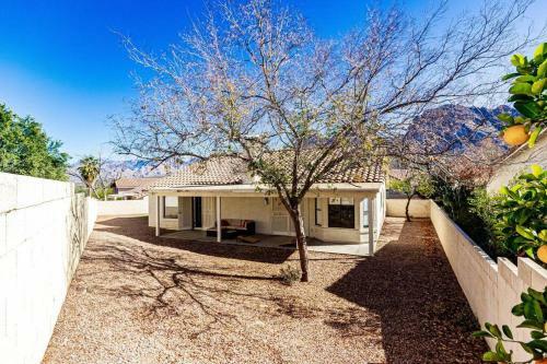 Contemporary Oro Valley Retreat With Mountain View