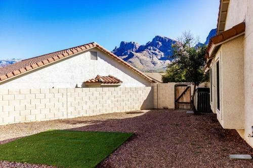 Contemporary Oro Valley Retreat With Mountain View
