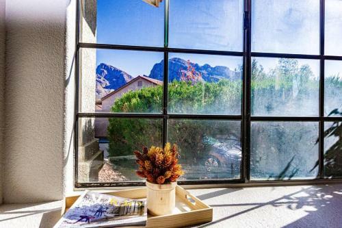 Contemporary Oro Valley Retreat With Mountain View