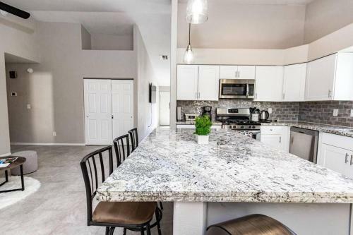 Contemporary Oro Valley Retreat With Mountain View