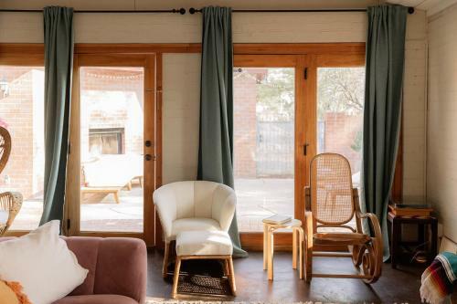 Desert Hues: A Private & Spacious Retreat W/pool