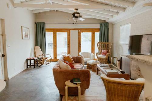 Desert Hues: A Private & Spacious Retreat W/pool