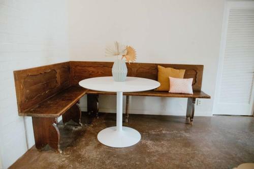 Desert Hues: A Private & Spacious Retreat W/pool