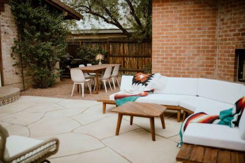 Desert Hues: A Private & Spacious Retreat W/pool