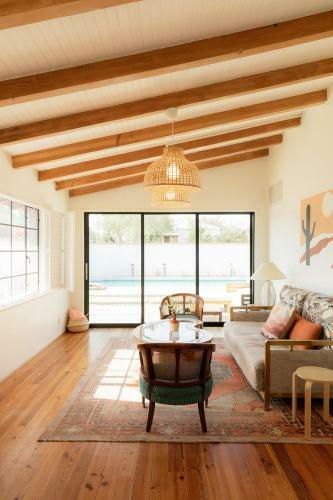 Desert Hues: A Private & Spacious Retreat W/pool