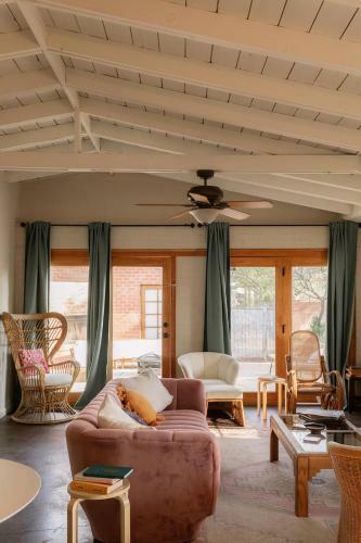 Desert Hues: A Private & Spacious Retreat W/pool