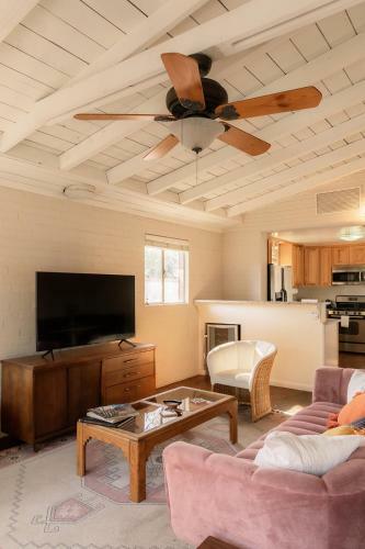 Desert Hues: A Private & Spacious Retreat W/pool