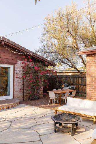 Desert Hues: A Private & Spacious Retreat W/pool