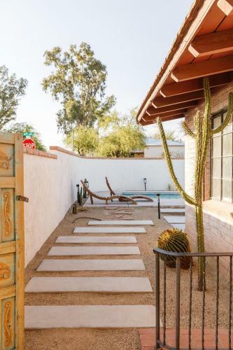 Desert Hues: A Private & Spacious Retreat W/pool