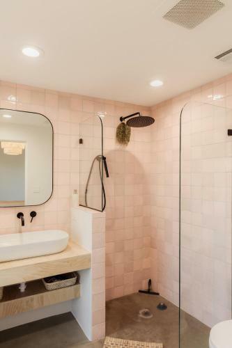 Desert Hues: A Private & Spacious Retreat W/pool