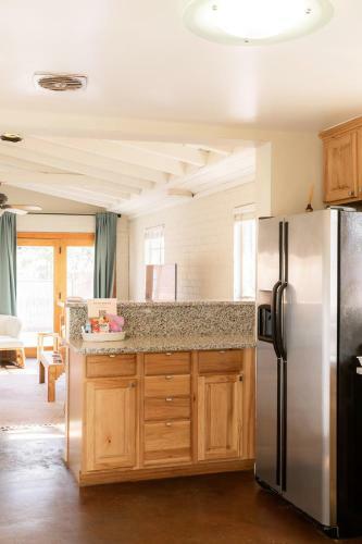 Desert Hues: A Private & Spacious Retreat W/pool