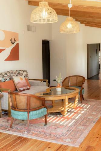 Desert Hues: A Private & Spacious Retreat W/pool