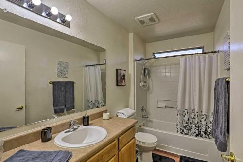 Spacious Southwestern Hideaway Pets Welcome!