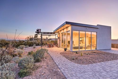 Modern Desert Dwelling With Panoramic Views!