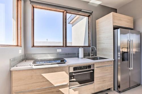 Modern Desert Dwelling With Panoramic Views!