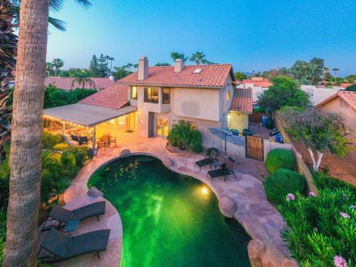 Premier Hosts Present Scottsdale Luxury Oasis With Lagoon Pool
