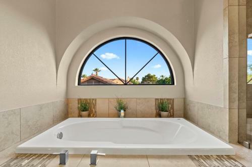 Premier Hosts Present Scottsdale Luxury Oasis With Lagoon Pool