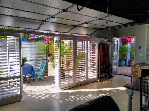 Uptown Tropical Beach House Off Restaurant Row!!