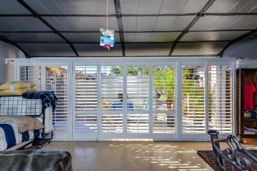 Uptown Tropical Beach House Off Restaurant Row!!