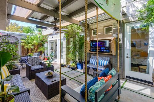 Uptown Tropical Beach House Off Restaurant Row!!