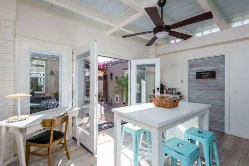 Uptown Tropical Beach House Off Restaurant Row!!