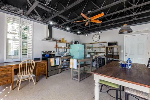 Uptown Tropical Beach House Off Restaurant Row!!