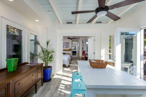 Uptown Tropical Beach House Off Restaurant Row!!