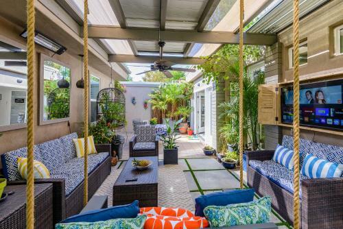 Uptown Tropical Beach House Off Restaurant Row!!
