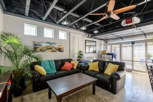 Uptown Tropical Beach House Off Restaurant Row!!