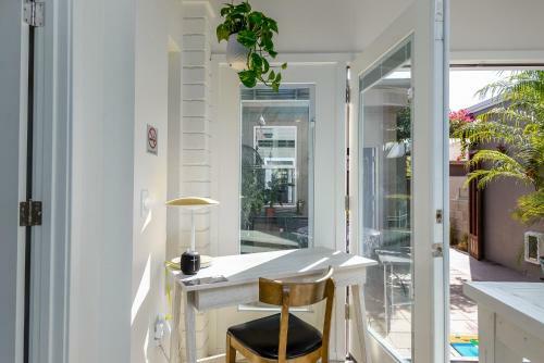 Uptown Tropical Beach House Off Restaurant Row!!