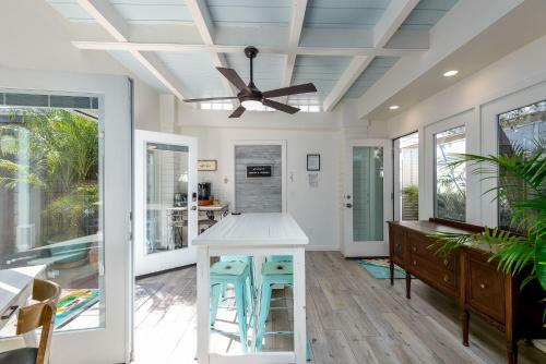 Uptown Tropical Beach House Off Restaurant Row!!