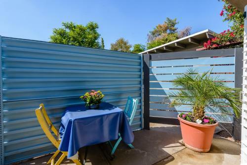 Uptown Tropical Beach House Off Restaurant Row!!
