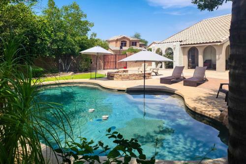 Awe-inspiring Arizona Getaway With Backyard Oasis