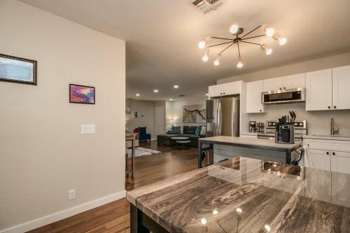 Stylish & Spacious Phoenix Mid Town Guest House