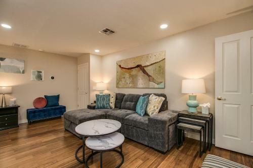 Stylish & Spacious Phoenix Mid Town Guest House