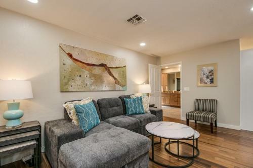 Stylish & Spacious Phoenix Mid Town Guest House