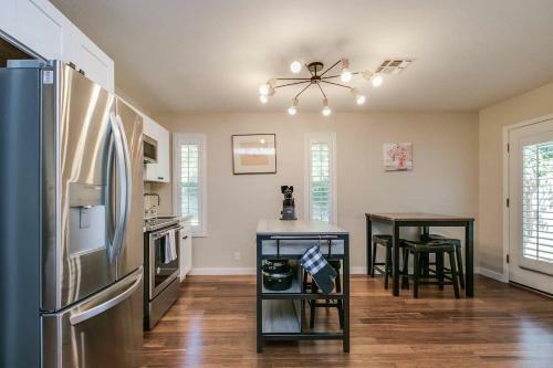 Stylish & Spacious Phoenix Mid Town Guest House