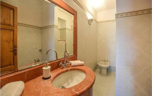 Beautiful Home In Fabbiano With 5 Bedrooms