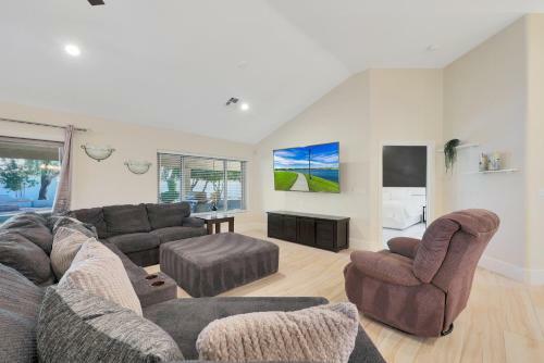 Conveniently Located Modern Luxury Home