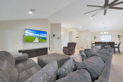 Conveniently Located Modern Luxury Home